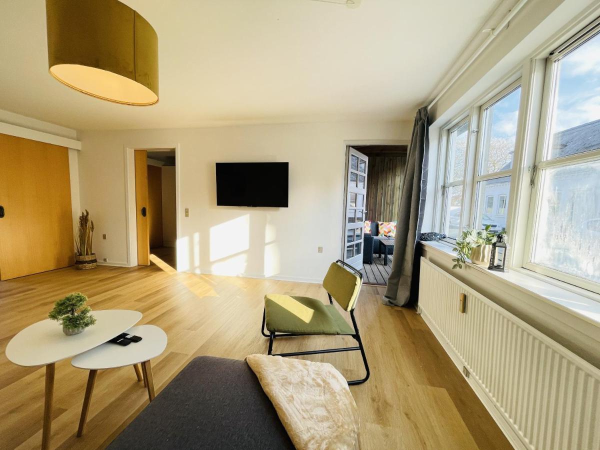 Aday - Central Terrace Apartment In Hjørring Dış mekan fotoğraf