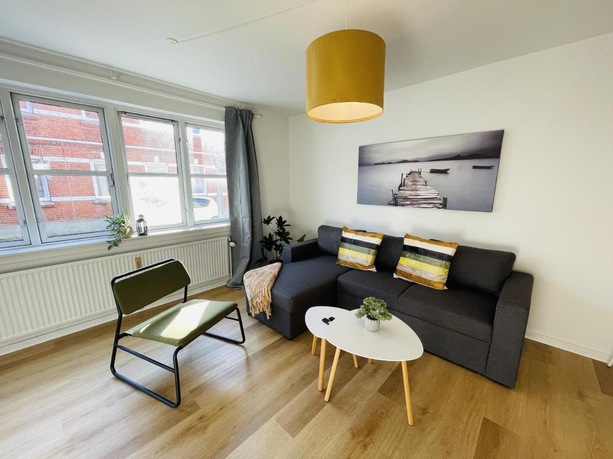Aday - Central Terrace Apartment In Hjørring Dış mekan fotoğraf