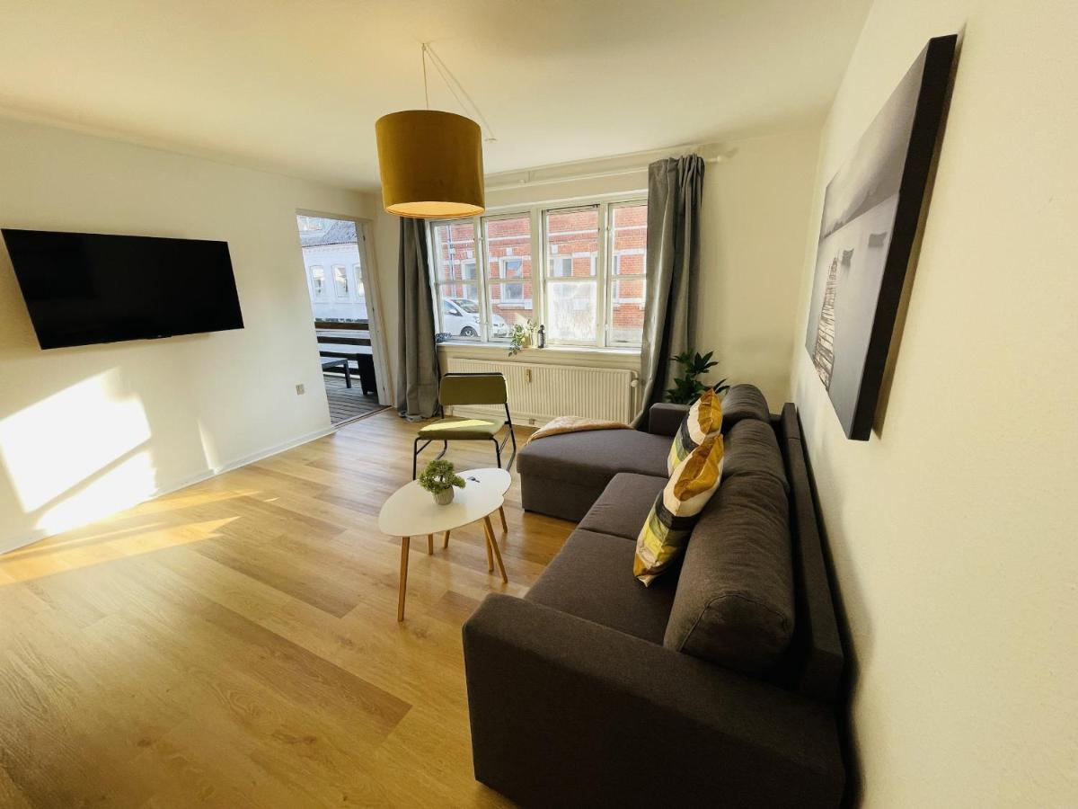 Aday - Central Terrace Apartment In Hjørring Dış mekan fotoğraf