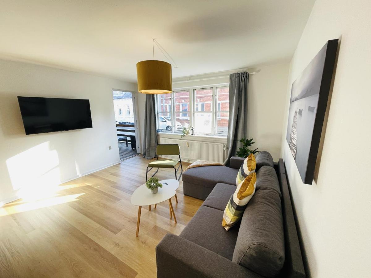 Aday - Central Terrace Apartment In Hjørring Dış mekan fotoğraf