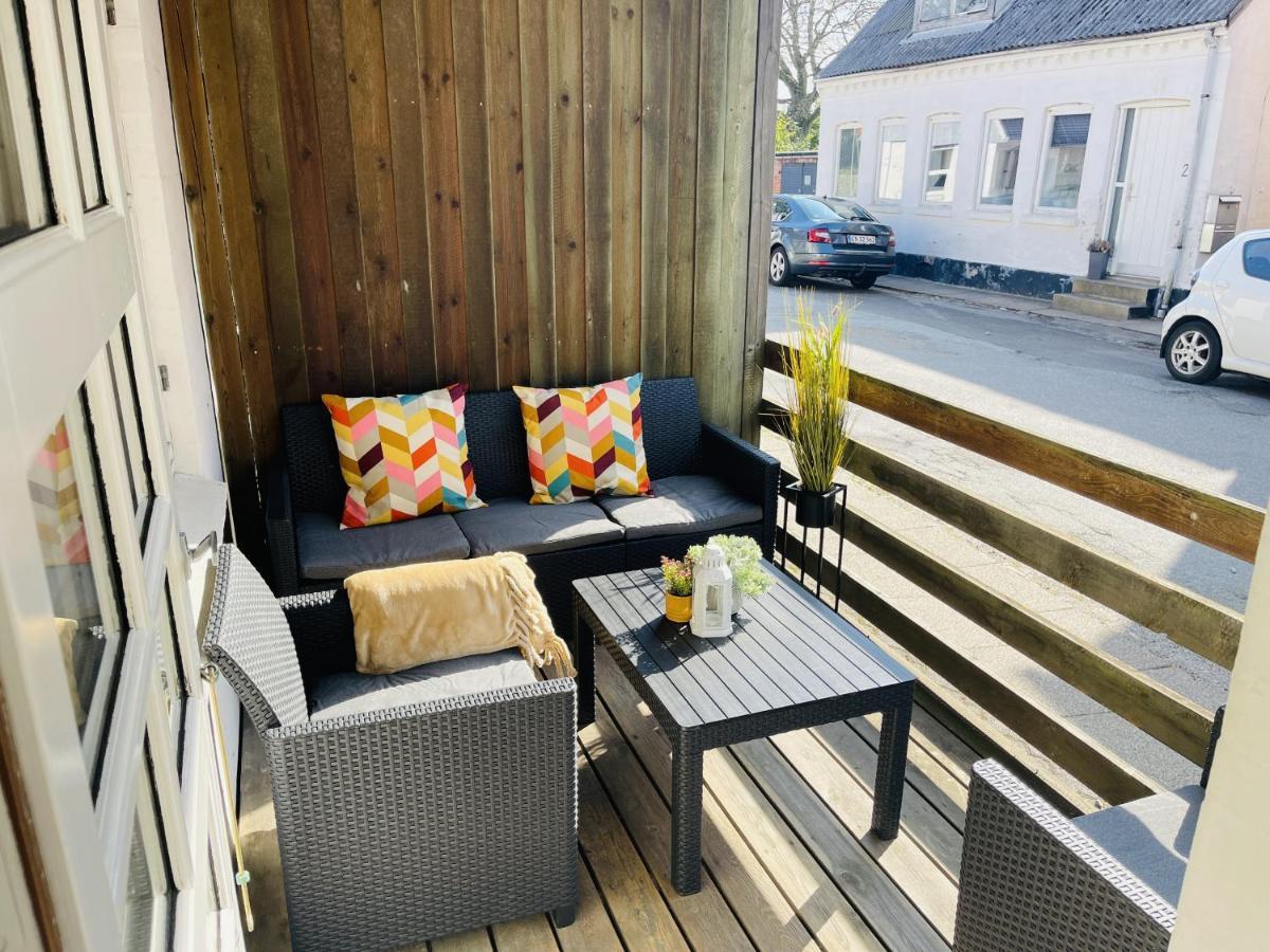 Aday - Central Terrace Apartment In Hjørring Dış mekan fotoğraf