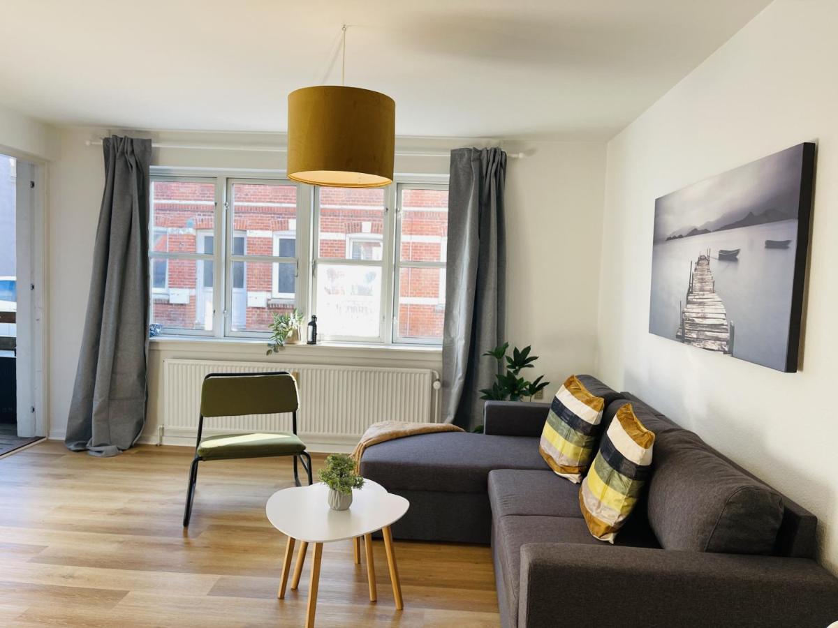 Aday - Central Terrace Apartment In Hjørring Dış mekan fotoğraf